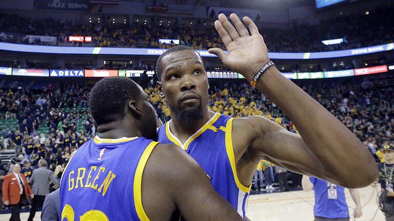Auswärtserfolg - Warriors-Star Kevin Durant (r) erzielte 38 Punkte und holte 13 Rebounds. Foto: Rick Bowmer Auswärtserfolg - Warriors-Star Kevin Durant (r) erzielte 38 Punkte und holte 13 Rebounds. Foto: Rick Bowmer