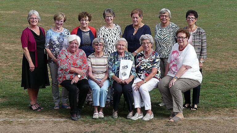 Das Foto zeigt (von links): (hinten) Vorsitzende Uschi Hartmann, Marianne Feistel, Inge Leipelt, Ursel Werner, Brigitte Meindl, Sofie Grün, Erika Betz, (vorne) Carmen Strein, Brigitte Herrmann, Hildegard Fella, Anni Deter und Sigrid Blam. Das Foto zeigt (von links): (hinten) Vorsitzende Uschi Hartmann, Marianne Feistel, Inge Leipelt, Ursel Werner, Brigitte Meindl, Sofie Grün, Erika Betz, (vorne) Carmen Strein, Brigitte Herrmann, Hildegard Fella, Anni Deter und Sigrid Blam.