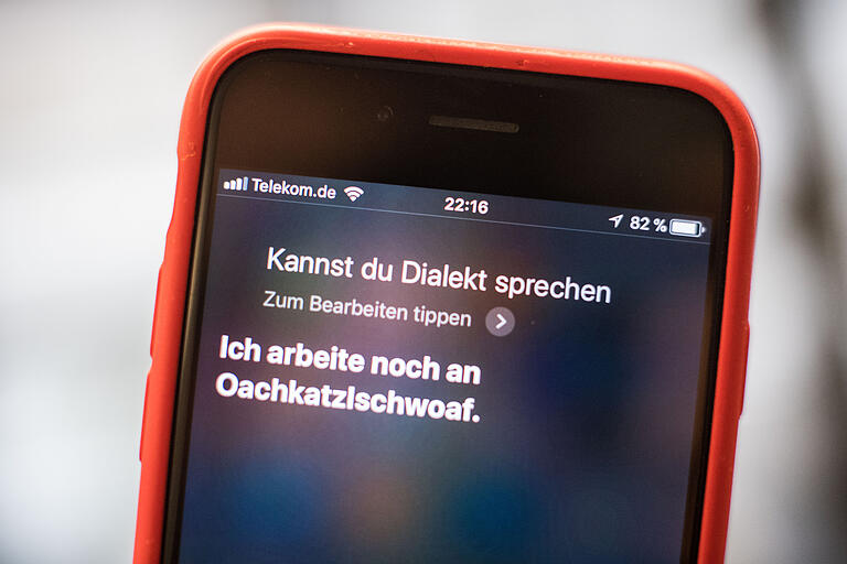 Die App 'Siri' auf die Frage ob 'Siri' Dialekt sprechen kann. Smalltalk funktioniert mit gängigen Sprachassistenten im Handy ganz gut.