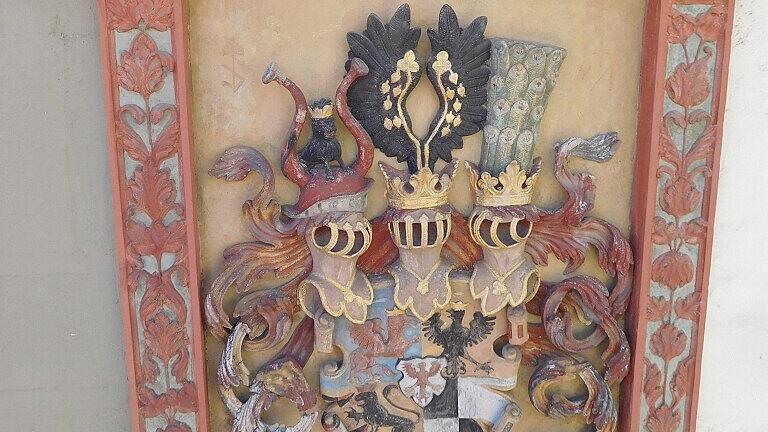 Auch an den Wappen hat Restaurator Petro Schiller Schäden festgestellt. Auch an den Wappen hat Restaurator Petro Schiller Schäden festgestellt.