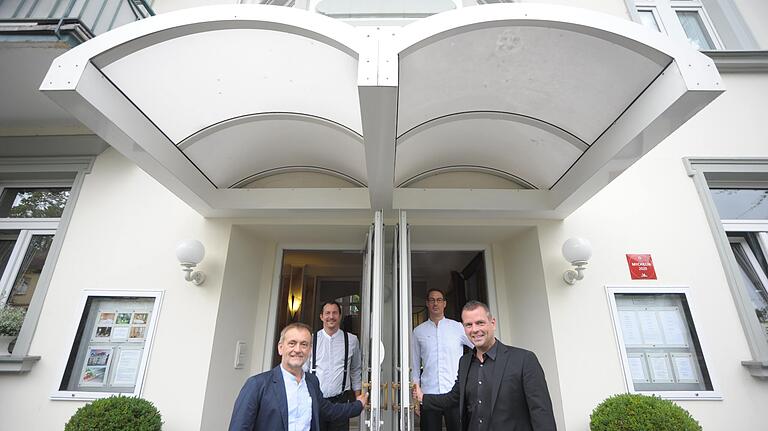 Anton Schick jun. (rechts), Bauunternehmer und Zweiter Bürgermeister von Bad Kissingen, hat Hotel und Restaurant Laudensack gekauft. Unser Bild zeigt ihn mit (von links) Hermann Laudensack, Restaurantleiter Thomas Hüttl und Küchenchef Frederik Desch.