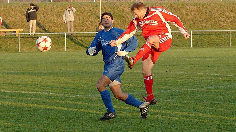 Miroslav Mikolay in Aktion gegen Fernando Viera (FC Kahl): In der Saison 2004/2005 lief der damals bereits 42-Jährige noch für den damaligen Landesligisten TSV Aidhausen auf.&nbsp;