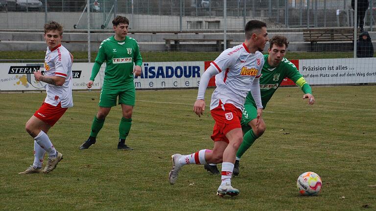 Einem Rückstand nachlaufen, wie in dieser Szene der Großbardorfer Xaver Müller (rechts) gegen den Regensburger Benedikt Fischer, musste der TSV in seinem Bayernliga-Heimspiel gegen die Zweitliga-Reserve.