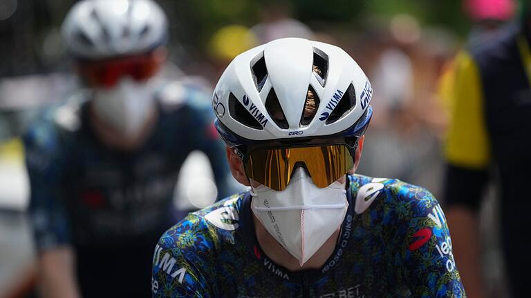 UCI WorldTour - Tour de France       -  Jonas Vingegaard und sein Teamkollege Matteo Jorgenson trugen vor dem Start zum Schutz vor Corona Gesichtsmasken.