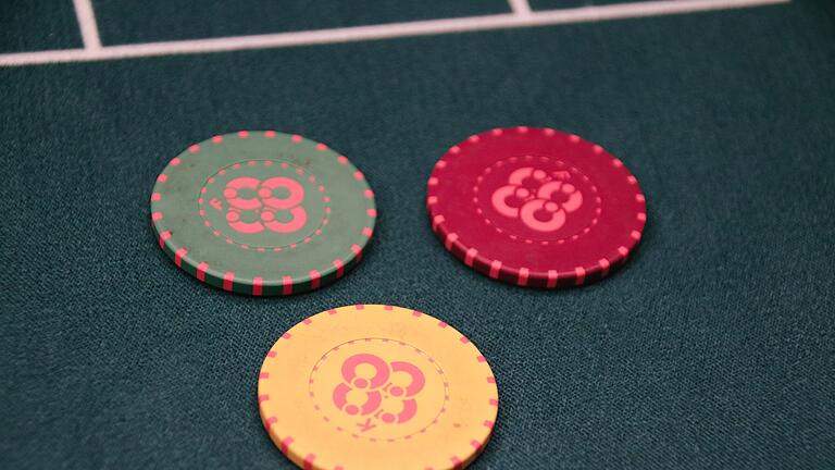 Neuer Croupier in der Spielbank Bad Kissingen - Möglichst viele dieser bunten Chips gewinnen - davon träumt jeder Roulettespieler. Neuer Croupier in der Spielbank Bad Kissingen - Möglichst viele dieser bunten Chips gewinnen - davon träumt jeder Roulettespieler.