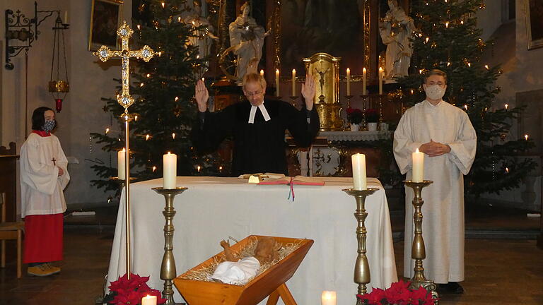 Pfarrer Hans-Christian Neiber (Mitte) und Pastoralreferent Norbert Zettelmeier (rechts) hielten den Neujahrsgottesdienst in der Zeiler Pfarrkirche.