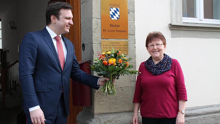 Eine Ära geht zu Ende: Gudrun Ziegler wurde von Notar Dr. Lovro Tomasic in den Ruhestand verabschiedet. Sie war 48 Jahre am Amt in Mellrichstadt als Notarfachangestellte tätig.