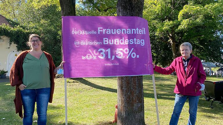 Am Schweinfurter Obertor haben Tanja Glöckner-Pusic (links) und Doris Berz einen Tag vor der Bundestagswahl auf den aktuellen Frauenanteil im deutschen Bundestag hingewiesen.