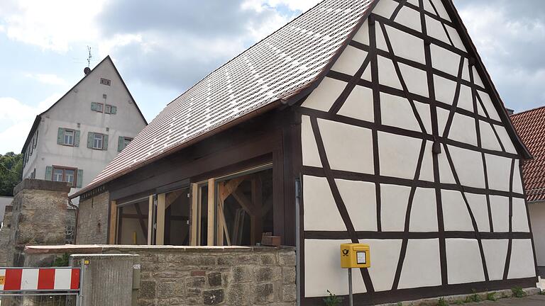 Der Umbau der ehemaligen Pfarrscheune in Bühler zu einem Dorfzentrum geht der Vollendung entgegen. Mittlerweile ist auch die auf dem Bild noch nicht zu sehende Fensterseite eingebaut.