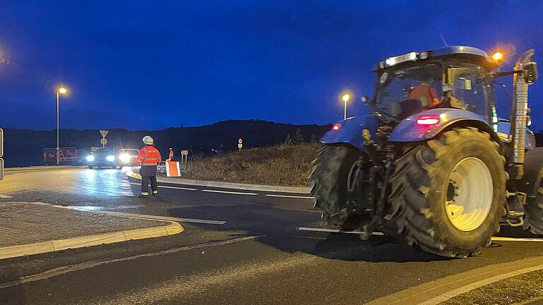 Sieben Feuerwehren mit insgesamt 59 Einsatzkräften unterstützten kurzfristig die Verkehrsregelung. Sieben Feuerwehren mit insgesamt 59 Einsatzkräften unterstützten kurzfristig die Verkehrsregelung.