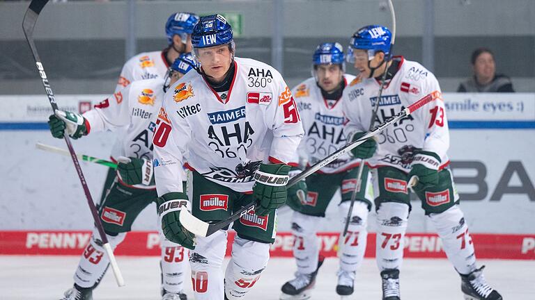 Alexander Oblinger.jpeg - Die Augsburger Panther (vorne im Bild Alexander Oblinger) werden auch kommende Saison in der DEL spielen. Alexander Oblinger.jpeg - Die Augsburger Panther (vorne im Bild Alexander Oblinger) werden auch kommende Saison in der DEL spielen.