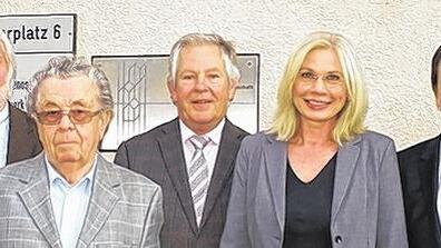 Die heutige Führung: Der Vorstand der Gemeinnützigen Baugenossenschaft Heimstättenwerk im Jahr des 90-jährigen Gründungsjubiläums (von links): stellvertretender Vorsitzender Wolfgang Marxhausen, Vorsitzender Albin Väth, Erwin Müller, Sekretärin Anita Steiger und Geschäftsführer Bernd Koch. Die heutige Führung: Der Vorstand der Gemeinnützigen Baugenossenschaft Heimstättenwerk im Jahr des 90-jährigen Gründungsjubiläums (von links): stellvertretender Vorsitzender Wolfgang Marxhausen, Vorsitzender Albin Väth, Erwin Müller, Sekretärin Anita Steiger und Geschäftsführer Bernd Koch.