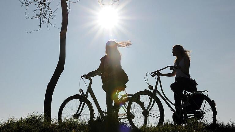 Radfahren in den Frühling - Sobald es draußen warm wird, holen viele das Rad aus dem Keller. Doch nach dem Winter kann es sein, dass die Kette quietscht oder der Reifen bröckelt. Radfahren in den Frühling - Sobald es draußen warm wird, holen viele das Rad aus dem Keller. Doch nach dem Winter kann es sein, dass die Kette quietscht oder der Reifen bröckelt.