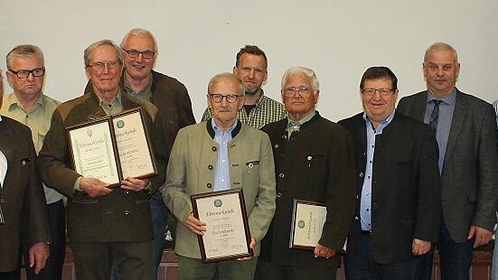 Zahlreiche Jagdkameraden wurden für ihre langjährige Mitgliedschaft in der BJV-Kreisgruppe Mellrichstadt ausgezeichnet: (von links) Gerhard Landgraf, Karl Fuchs, Wolfgang Krauß, Franz Herbert, Hubert Fischer, Martin Fischer und Edi Burkhard. Ihnen gratulierten (von rechts) der scheidende Vorsitzende Christian Lintow, sein Stellvertreter Jürgen Baier, Oberstreus Bürgermeister Matthias Liebst sowie der stellvertretende Landrat Josef Demar. Zahlreiche Jagdkameraden wurden für ihre langjährige Mitgliedschaft in der BJV-Kreisgruppe Mellrichstadt ausgezeichnet: (von links) Gerhard Landgraf, Karl Fuchs, Wolfgang Krauß, Franz Herbert, Hubert Fischer, Martin Fischer und Edi Burkhard. Ihnen gratulierten (von rechts) der scheidende Vorsitzende Christian Lintow, sein Stellvertreter Jürgen Baier, Oberstreus Bürgermeister Matthias Liebst sowie der stellvertretende Landrat Josef Demar.