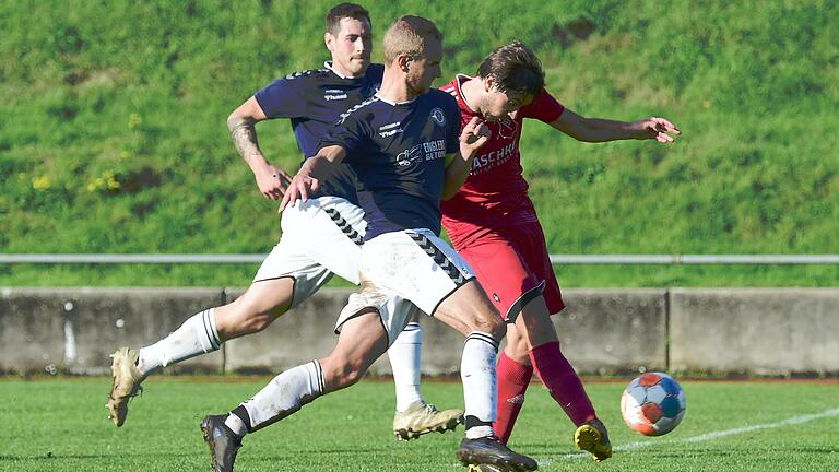 Der TSV Bad Königshofen (rechts beim Schuss Alexander Sarwanidi, der sich hier gegen Wülfershausens Nico Büttner und Lucas Gensler durchsetzt) hat in sechs seiner bisher 15 Partien unentschieden gespielt und schwebt als Vorletzter in Abstiegsgefahr. Der TSV Bad Königshofen (rechts beim Schuss Alexander Sarwanidi, der sich hier gegen Wülfershausens Nico Büttner und Lucas Gensler durchsetzt) hat in sechs seiner bisher 15 Partien unentschieden gespielt und schwebt als Vorletzter in Abstiegsgefahr.