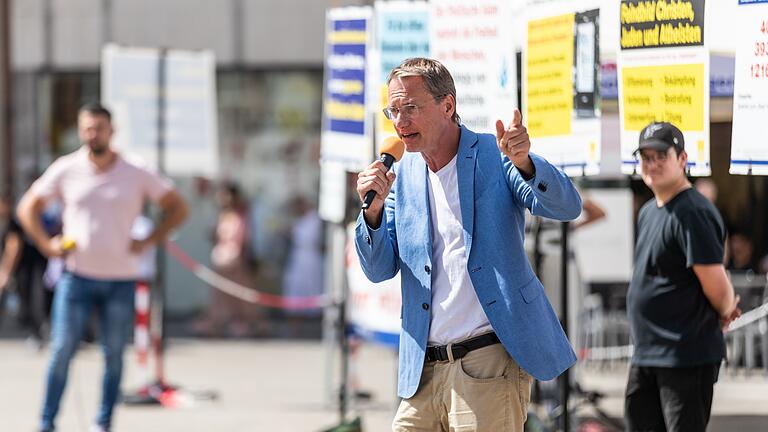 Der islamfeindliche Aktivist Michael Stürzenberger bei einer Kundgebung von Pax Europa anlässlich des Jahrestages des Messerangriffs auf dem Würzburger Marktplatz. Der islamfeindliche Aktivist Michael Stürzenberger bei einer Kundgebung von Pax Europa anlässlich des Jahrestages des Messerangriffs auf dem Würzburger Marktplatz.