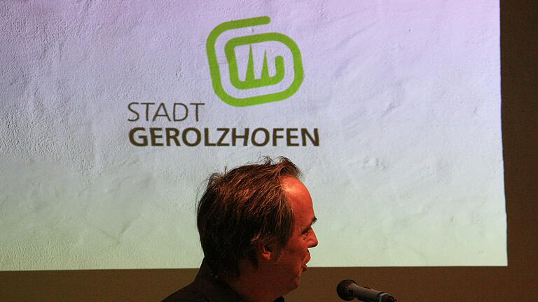 So schaut es aus, das neue Logo der Stadt Gerolzhofen. Vorgestellt wurde es von Andreas Seufert (im Bild) vom Gerolzhöfer Designbüro Digitabula, das das Logo entworfen hat.