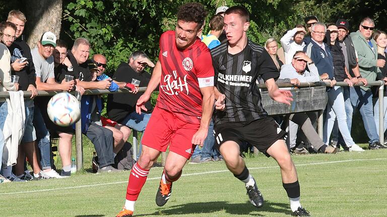 Eine enge Kiste: Der Schweinfurter Marcel Schmitt (links) setzt sich im Laufduell gegen Rödelmaiers Martin Steinert genauso knapp durch wie etwas später seine Mannschaft.