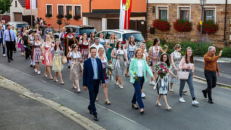 Zug zum Festgelände durch das festlich geschmückte Dorf mit dem Weinadel und Ehrengästen