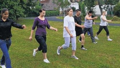 Bäcker Helmut Ruß (vierter von links) und seine Frau Ute (fünfte von links) sporteln zusammen mit ihren Angestellten.