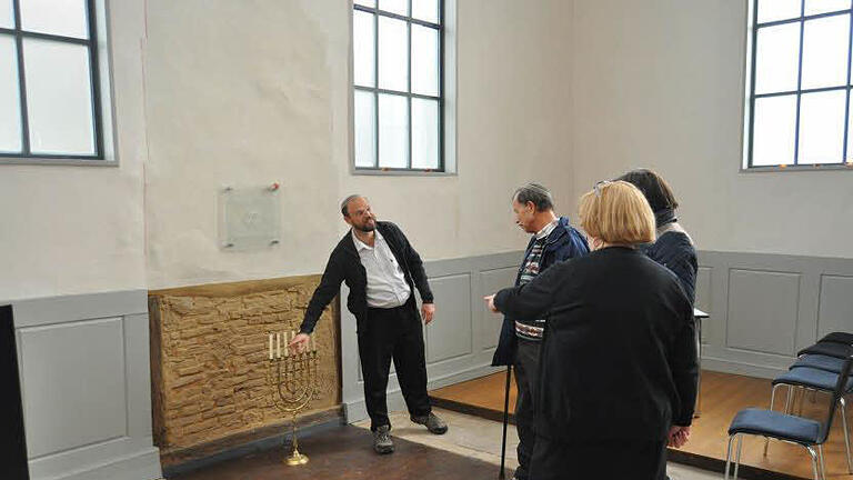 Gäste aus Israel: Der Rabbiner Chagai Goldschmidt (links), dessen Großvater aus Heubach stammt, nimmt an einer Führung durch die ehemalige Synagoge teil. Foto: Förderverein       -  Gäste aus Israel: Der Rabbiner Chagai Goldschmidt (links), dessen Großvater aus Heubach stammt, nimmt an einer Führung durch die ehemalige Synagoge teil. Foto: Förderverein