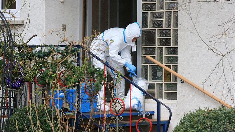 Polizei findet tote Frau und fasst Verdächtigen       -  Das Haus in Fröhstockheim, wo eine tote Frau am Mittwoch entdeckt worden war.
