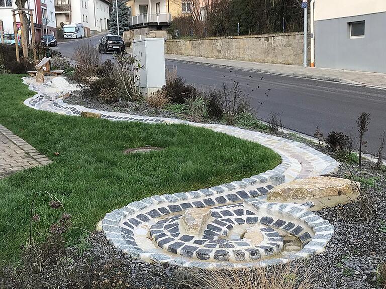 Die Brunnenstraße in Untertheres: Der Wasserlauf zeigt, wie Kreativität bei Straßensanierungen auch zu einer Aufwertung führen kann.