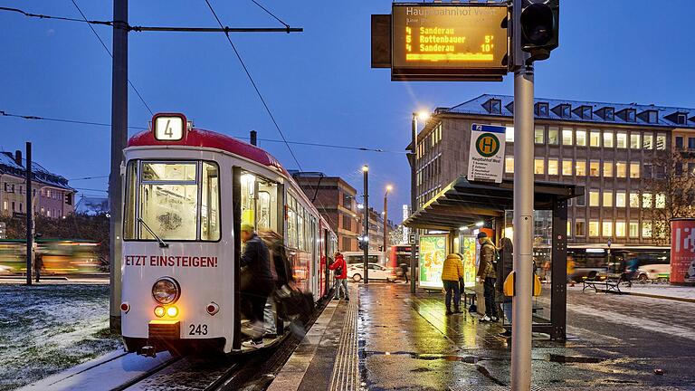 Ein altes Straßenbahnmodell Anfang Dezember am Würzburger&nbsp; Hauptbahnhof. Mit einer ausgearbeiteten Strategie will die Stadt Würzburg die ÖPNV-Qualität künftig verbessern.