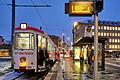 Ein altes Straßenbahnmodell Anfang Dezember am Würzburger&nbsp; Hauptbahnhof. Mit einer ausgearbeiteten Strategie will die Stadt Würzburg die ÖPNV-Qualität künftig verbessern.