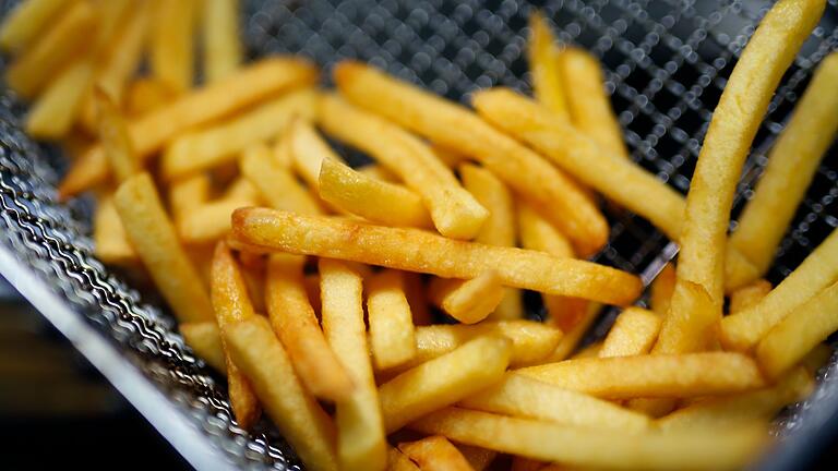 Pommes in der Fritteuse - In einer Fritteuse gelingen die Pommes frites natürlich am besten. Aber die Anschaffung lohnt nur, wenn daheim auch regelmäßig welche zubereitet werden. Pommes in der Fritteuse - In einer Fritteuse gelingen die Pommes frites natürlich am besten. Aber die Anschaffung lohnt nur, wenn daheim auch regelmäßig welche zubereitet werden.