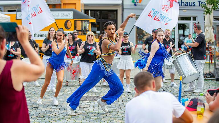Die Sambagruppe 'Baterie Caliente' (hier ein Bild von 2023) tritt auch in diesem Jahr beim Stadtfest in Gerolzhofen auf. Die Sambagruppe 'Baterie Caliente' (hier ein Bild von 2023) tritt auch in diesem Jahr beim Stadtfest in Gerolzhofen auf.