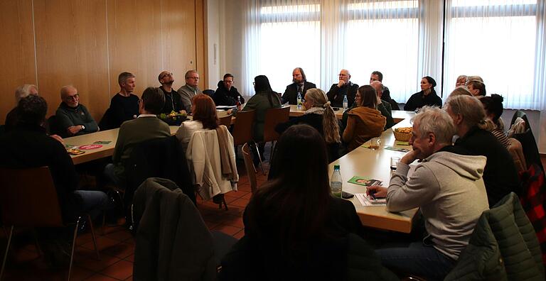 Um die 20 Personen kamen zum Austausch zwischen Anton Hofreiter und den drei Main-Spessarter Bürgerenergiegenossenschaften aus Arnstein, Frammersbach und Zellingen.
