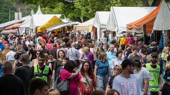 Volle Gasse: Schon Donnerstagmittag waren die Basargassen auf dem Festival gut besucht. Der größte Andrang wird wieder am Samstag- und Sonntagnachmittag erwartet. Volle Gasse: Schon Donnerstagmittag waren die Basargassen auf dem Festival gut besucht. Der größte Andrang wird wieder am Samstag- und Sonntagnachmittag erwartet.