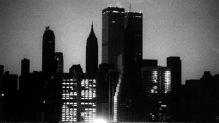 Nur wenige Notbeleuchtungen funktionieren während des Stromausfalls im Juli 1977 in New York (USA). Ein Stromausfall, der 25 Stunden andauern und die Stadt ins Chaos versetzen sollte. Doch was passiert, wenn es heutzutage im Landkreis Schweinfurt zu einem Stromausfall kommt?