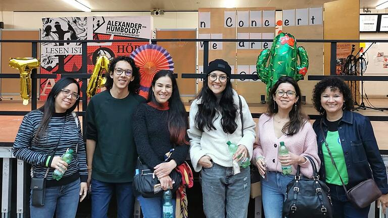 Bild von links: Keila Teran (Venezuela), Victor Cheng (Perú), Ana Claudia Nunez (Perú), Lucero Espinoza (México), Cecilia Rodríguez (Ecudador), Mónica Wierling (México). Bild von links: Keila Teran (Venezuela), Victor Cheng (Perú), Ana Claudia Nunez (Perú), Lucero Espinoza (México), Cecilia Rodríguez (Ecudador), Mónica Wierling (México).