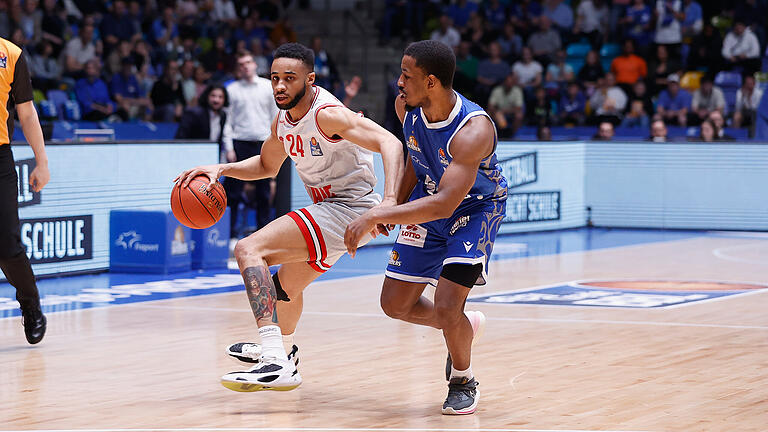 Isaiah Washington (rechts) im Duell mit Cameron Hunt (links). Der ehemalige Frankfurt komplettiert die Guard-Rotation der Würzburg Baskets.