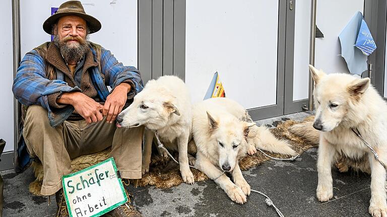 Schäfer Hans ist mit seinen drei großen weißen Hunden zurück in der Würzburger Innenstadt. Was ist aus den Hilfsangeboten im vergangenen Jahr geworden? Schäfer Hans ist mit seinen drei großen weißen Hunden zurück in der Würzburger Innenstadt. Was ist aus den Hilfsangeboten im vergangenen Jahr geworden?