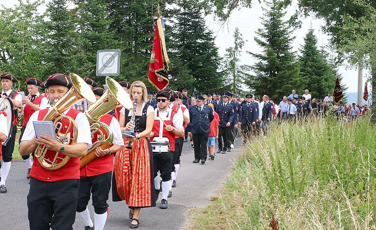 Impressionen vom großen Geburtstagsfest - ein Feuerwehrfest das in Erinnerung bleiben wird. Zum Fest 150 Jahre Feuerwehr Kirchschönbach gab es einen großen Umzug durch die Ortschaft. Neben 25 Feuerwehren sorgten drei Musik-Kapellen (Oberschwarzach, Kitzingen / Wiesenbronn, Reupelsdorf) für beste Feststimmung. Das Festgelände war im Anschluss an den Umzug bis auf den letzten Platz 'ausverkauft'. Feuerwehren, Blaskapellen, Ehrengäste und Besucher fühlten sich sehr wohl.