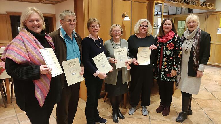 Ehrung bei der BLLV-Kreisverband Gerolzhofen. Im Bild (von links) A. Darandick-Jörg, S. Wieland, C. Herold, M. Then, S. Stafflinger-Backmund, 1. Vorsitzende J. Niedermeyer, 2. Vorsitzende K. Beinrott. Ehrung bei der BLLV-Kreisverband Gerolzhofen. Im Bild (von links) A. Darandick-Jörg, S. Wieland, C. Herold, M. Then, S. Stafflinger-Backmund, 1. Vorsitzende J. Niedermeyer, 2. Vorsitzende K. Beinrott.