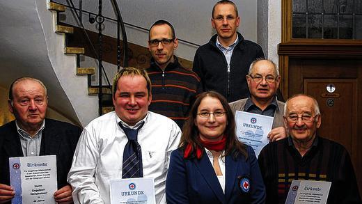 Ehrungen: Sie wurden für langjährige Mitgliedschaft bei der Wasserwacht Iphofen von Eva-Maria Lipinski ausgezeichnet: Engelbert Wintzheimer, Peter Kraft, Eva-Maria Lipinski und Friedolin Düring (vorne von links) sowie Thomas Seufert, Peter Lambrecht und Alfred Laupenmühlen.