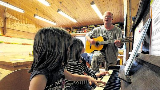 Musizieren, fröhlich sein: Im &bdquo;Spieli&ldquo; in Würzburg bekommen viele Kinder die Chance, sich weiterzuentwickeln.