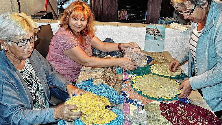 Steffi Bauer, Christl Welzenbach und Evi Oberklammer treffen sich regelmäßig, um die gestrickten und gehäkelten Spenden zu sortieren und an Tierheime oder Krankenhäuser weiterzugeben. Steffi Bauer, Christl Welzenbach und Evi Oberklammer treffen sich regelmäßig, um die gestrickten und gehäkelten Spenden zu sortieren und an Tierheime oder Krankenhäuser weiterzugeben.
