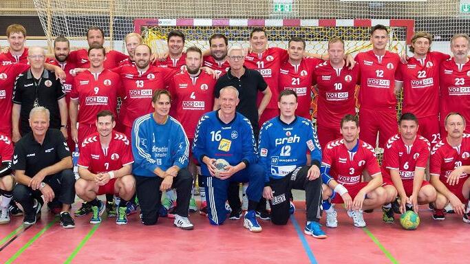 Die Legenden des HSC Bad Neustadt: Sepp Schmitt (stehend von links), Ralf Baucke, Stefan Schröder, Markus Kirchner, Alfred Handlos, Philipp Wiehl, Lukas Ulsamer, Stig Skilbred (dahinter), Julian Bötsch, Thomas Schmautz, Sebastian Kneuer, Florian Kirchner, Stefan Linsmeier, Rainer Kirchner, Mile Mijacinovic, Patrick Schmitt, Gunnar Odden, Thilo Sammetinger, Daniel Sauer, Helmut Reichel, Hans-Peter Endres, Vorsitzender Dieter Schulz sowie Florian Bley (knieend von links), Vladimir Haber, Sebastian Kirchner, Matthias Sammetinger, Sven Baucke, Nils Thomas, Norbert Lipot, Holger Lührs, Alexander Sammetinger und Michal Panfil.