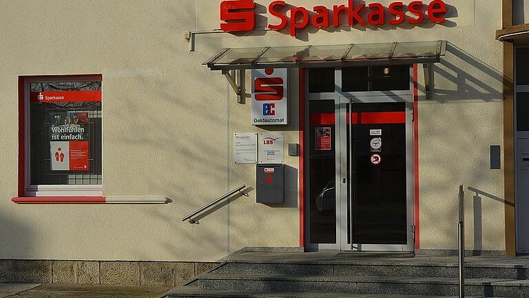 Sparkasse Heustreu       -  Fällt komplett weg: Die Sparkassenfiliale in Heustreu wird Ende März geschlossen.