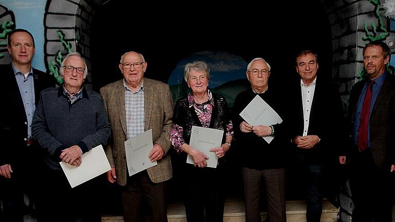 Die ausgezeichneten Mitglieder und neuen Ehrenmitglieder des OGV Eltmann mit (von links): 1. Bürgermeister Michael Ziegler, Josef Eiling, Hans Stark, Betty Pflaum, Karl Krönert, Vorsitzender Manfred Krönert und Kreisfachberater Guntram Ulsamer.