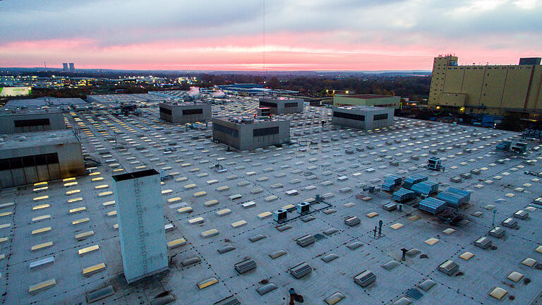 Blick auf den Schweinfurter Hafen vom ZF Werk Süd aus, wo die neue E-Mobility-Produktionslinie am Standort ihren Sitz hat.