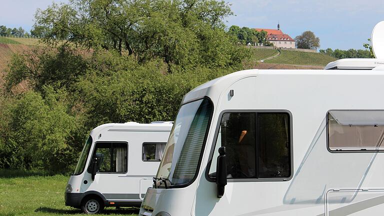 Der freie Blick zur Vogelsburg ist einer der Pluspubkte des Nordheimer Wohnmobilstellplatzes. Nutzer können künftig dort ihre Übernachtungen per Smartphone bezahlen.