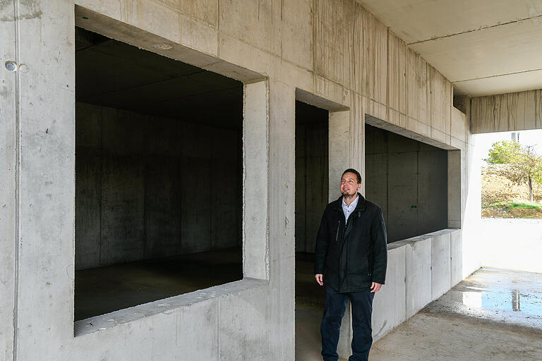 Markus Haberstumpf im Rohbau der&nbsp; neuen Veranstaltungshalle. Das Projekt war umstritten, nun seien die meisten Waldbrunner überzeugt, sagt der Bürgermeister.&nbsp;