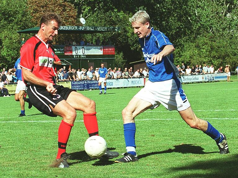 Im August 2000 trafen der Würzburger FV und der SC Feucht erst zum dritten Mal in der Bayernliga aufeinander. Obwohl sich hier für Christian Kirchner (rechts) eine Chance bietet, endete ein Aufeinandertreffen zwischen diesen beiden Mannschaften zum zweiten Mal ohne Tore.