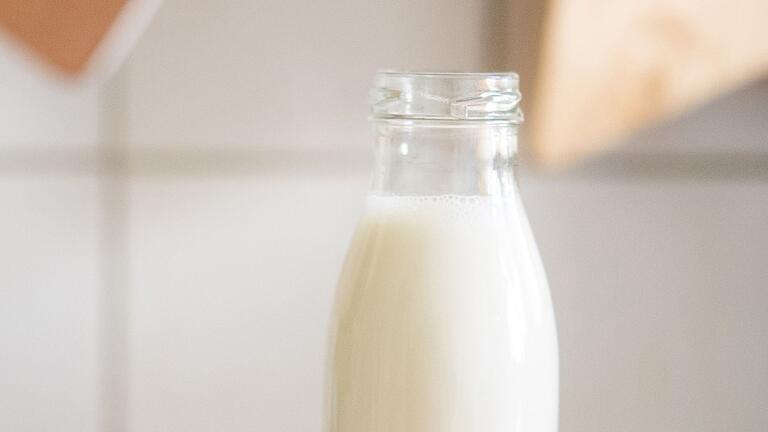 Glasflasche mit Milch.jpeg       -  Ungewöhnlicher Effekt: Milch kann laktoseintoleranten Menschen vor Diabetes Typ 2 schützen.